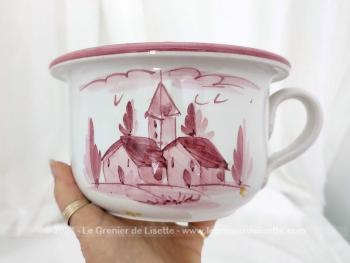 Voici un petit cache pot avec une forme originale de pot de chambre avec un dessin peint à la main d'un village dans les tons de rose pour une décoration shabby.