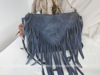 Belle forme tendance seventeen avec ce sac actuel en cuir daim couleur bleu jean avec ses longues franges et anse chaine en métal et sa poche intérieure.