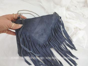 Belle forme tendance seventeen avec ce sac actuel en cuir daim couleur bleu jean avec ses longues franges et anse chaine en métal et sa poche intérieure.