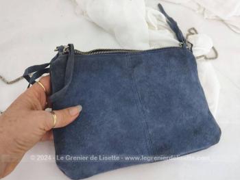 Belle forme tendance seventeen avec ce sac actuel en cuir daim couleur bleu jean avec ses longues franges et anse chaine en métal et sa poche intérieure.