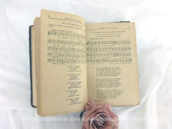 Datant de 1924, voici un livre ancien à la reliure cartonnée au titre de "Recueil de Prières, Cantiques et Motets à l'usage des Élevés des Institutions Chrétiennes" avec la partition musicale de chaque pièce du recueil.