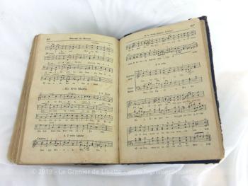 Datant de 1924, voici un livre ancien à la reliure cartonnée au titre de "Recueil de Prières, Cantiques et Motets à l'usage des Élevés des Institutions Chrétiennes" avec la partition musicale de chaque pièce du recueil.