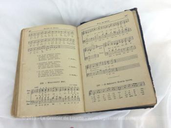 Datant de 1924, voici un livre ancien à la reliure cartonnée au titre de "Recueil de Prières, Cantiques et Motets à l'usage des Élevés des Institutions Chrétiennes" avec la partition musicale de chaque pièce du recueil.