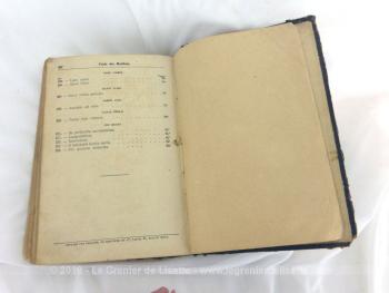 Datant de 1924, voici un livre ancien à la reliure cartonnée au titre de "Recueil de Prières, Cantiques et Motets à l'usage des Élevés des Institutions Chrétiennes" avec la partition musicale de chaque pièce du recueil.