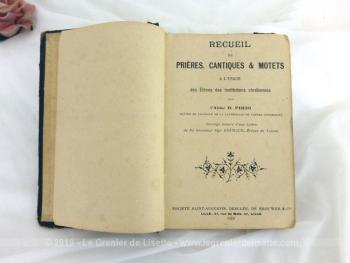 Datant de 1924, voici un livre ancien à la reliure cartonnée au titre de "Recueil de Prières, Cantiques et Motets à l'usage des Élevés des Institutions Chrétiennes" avec la partition musicale de chaque pièce du recueil.