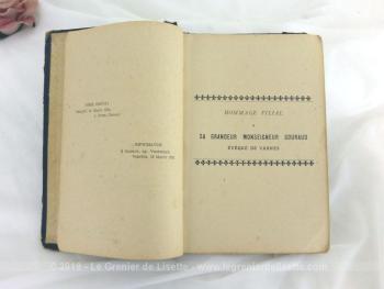 Datant de 1924, voici un livre ancien à la reliure cartonnée au titre de "Recueil de Prières, Cantiques et Motets à l'usage des Élevés des Institutions Chrétiennes" avec la partition musicale de chaque pièce du recueil.