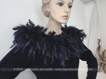 Voici une superbe robe courte en velours ras noir avec un col large tout en plumes. Petite taille, surement un 36 ou 38 avec peu de poitrine. Style année 20 avec un petit relooking.