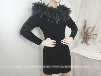 Voici une superbe robe courte en velours ras noir avec un col large tout en plumes. Petite taille, surement un 36 ou 38 avec peu de poitrine. Style année 20 avec un petit relooking.