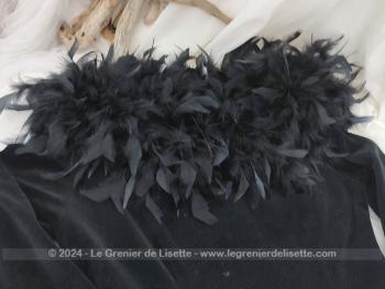 Voici une superbe robe courte en velours ras noir avec un col large tout en plumes. Petite taille, surement un 36 ou 38 avec peu de poitrine. Style année 20 avec un petit relooking.