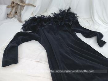 Voici une superbe robe courte en velours ras noir avec un col large tout en plumes. Petite taille, surement un 36 ou 38 avec peu de poitrine. Style année 20 avec un petit relooking.