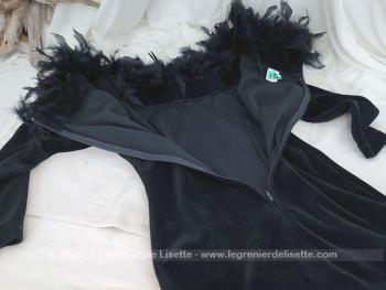 Voici une superbe robe courte en velours ras noir avec un col large tout en plumes. Petite taille, surement un 36 ou 38 avec peu de poitrine. Style année 20 avec un petit relooking.