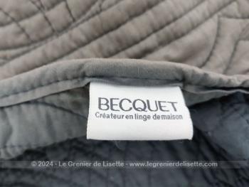 Sur 86 x 150 cm + 11 cm de passant, voici  une grande tête lit de la marque Becquet en boutis de coton uni de la marque BECQUET avec d'un coté une couleur légèrement passée virant vers le gris, de l'autre un tissus plus bleu gris.  Pour une tête de lit originale et shabby .