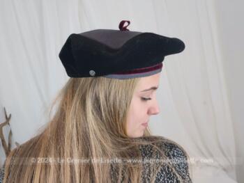 Pour femme, voici un superbe béret original de la célèbre marque béarnaise "Laulhere" avec le modèle "Blois" en 100% laine vierge, bicolore sur le dessus et décoré d'un fin neoud, sans oublier une décoration tour de tete, grise et bordeaux. Petit logo métallique sur le coté ! Un must.