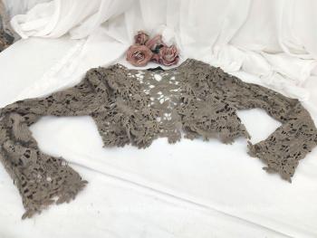 Voici  un beau gilet boléro court entièrement en dentelle ajourée en fil de coton couleur taupe avec des manches très longues pour que  la dentelle habille le dessus de la main. Un air rétro, vintage et très élégant !