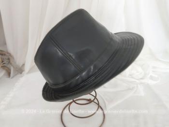 Voici un superbe chapeau Borsalino pour homme en simili cuir noir... à s'y méprendre, tant il est aussi beau que le vrai pour un tour de tête de 58/59 cm. Quelle élégance vintage !