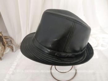 Voici un superbe chapeau Borsalino pour homme en simili cuir noir... à s'y méprendre, tant il est aussi beau que le vrai pour un tour de tête de 58/59 cm. Quelle élégance vintage !