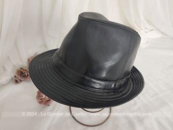 Voici un superbe chapeau Borsalino pour homme en simili cuir noir... à s'y méprendre, tant il est aussi beau que le vrai pour un tour de tête de 58/59 cm. Quelle élégance vintage !