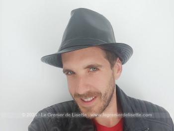 Voici un superbe chapeau Borsalino pour homme en simili cuir noir... à s'y méprendre, tant il est aussi beau que le vrai pour un tour de tête de 58/59 cm. Quelle élégance vintage !