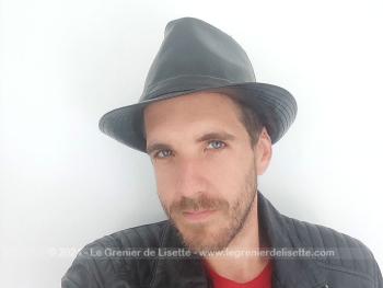 Voici un superbe chapeau Borsalino pour homme en simili cuir noir... à s'y méprendre, tant il est aussi beau que le vrai pour un tour de tête de 58/59 cm. Quelle élégance vintage !