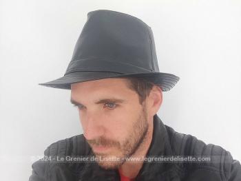 Voici un superbe chapeau Borsalino pour homme en simili cuir noir... à s'y méprendre, tant il est aussi beau que le vrai pour un tour de tête de 58/59 cm. Quelle élégance vintage !