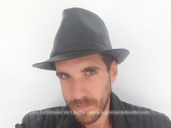 Voici un superbe chapeau Borsalino pour homme en simili cuir noir... à s'y méprendre, tant il est aussi beau que le vrai pour un tour de tête de 58/59 cm. Quelle élégance vintage !