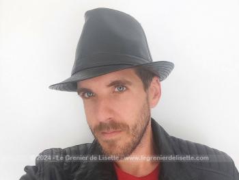 Voici un superbe chapeau Borsalino pour homme en simili cuir noir... à s'y méprendre, tant il est aussi beau que le vrai pour un tour de tête de 58/59 cm. Quelle élégance vintage !