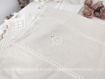 Sur 48 x 135 cm, voici un beau centre ou chemin de table en coton de lin bistre au corps décoré par des petites dentelles au crochet en fils blanc et de larges dentelles avec pompons aux extrémités.