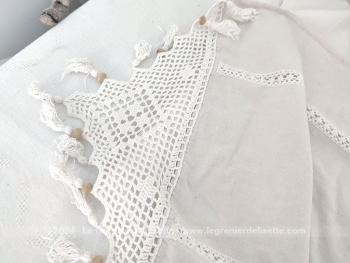 Sur 48 x 135 cm, voici un beau centre ou chemin de table en coton de lin bistre au corps décoré par des petites dentelles au crochet en fils blanc et de larges dentelles avec pompons aux extrémités.