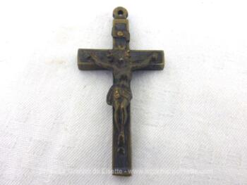 Datant des années 50, voici une ancienne et vraiment belle croix pectorale ouvragée de 6 x 3.5 x 0.5 cm, en laiton et ébène,  avec son petit anneau et sa décoration au dos.