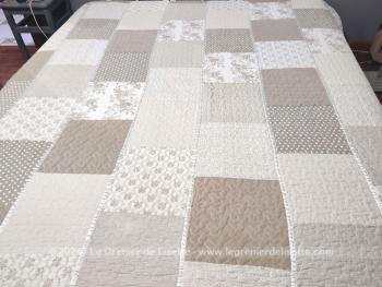 Voici un superbe couvre-lit de 260 x 260 cm en boutis uni d'un coté et composé sur l'autre face d'un patchwork de différents tissus dans les tons taupe. Beaucoup de charme et tendance shabby.