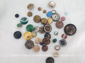 Lot d'une trentaine de beaux boutons vintages et originaux, presque tous différents dont le charme et le détail les font comparaitre à des bijoux.