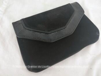 De la marque Texto et datant des années 90, voici une belle et grande pochette de soirée en daim noir et décorée sur le revers d'un large liseré de mini-sequins.