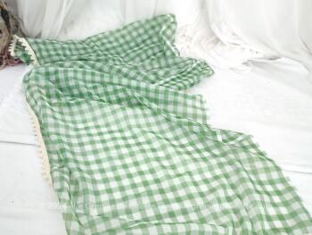 Voici un petit rideau vintage vichy vert avec l'étiquette " voile Tergal - de Rhône Poulenc Textile"  en 100% Polyester de 58 x 190 cm  avec un galon à boucles sur toute une hauteur.