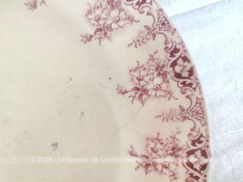 Voici un trio d'assiettes plates du XIX° estampillées S.F.G.B.N.G.R. en Terre de Fer avec le modèle Primevère rose avec en décor une large guirlande de fleurs et volutes sur tout le pourtour. Des assiettes bien plus que centenaires !