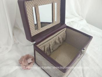 Encore avec sa clé, voici un adorable vanity vintage habillé de tissus dessin imitation chevron et de simili  avec intérieur entièrement doublé avec nombreuses poches et miroir.