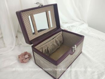 Encore avec sa clé, voici un adorable vanity vintage habillé de tissus dessin imitation chevron et de simili  avec intérieur entièrement doublé avec nombreuses poches et miroir.