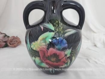 Datant des années 60, voici un superbe vase à double anses sur fond noir avec des dessins de fleurs colorées, provenant des faïences Monacera de Monaco. Vintage !