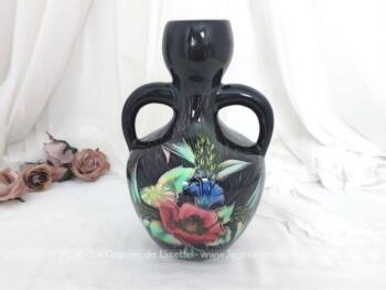 Datant des années 60, voici un superbe vase à double anses sur fond noir avec des dessins de fleurs colorées, provenant des faïences Monacera de Monaco. Vintage !