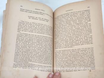 Sur 20.3 x 14 x 3 cm, voici un livre sur 514 pages au titre de "Secrets d'Etat" publié par J.R. Tournoux en 1960, dont les sous-titres sont Dien Bien Phu - Les Paras - L'Algérie - L'Affaire Ben Bella - Suez - La Cagoule - Le 13 Mai - De Gaulle au Pouvoir. 