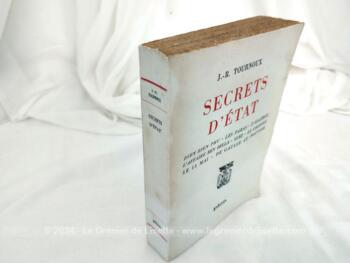 Sur 20.3 x 14 x 3 cm, voici un livre sur 514 pages au titre de "Secrets d'Etat" publié par J.R. Tournoux en 1960, dont les sous-titres sont Dien Bien Phu - Les Paras - L'Algérie - L'Affaire Ben Bella - Suez - La Cagoule - Le 13 Mai - De Gaulle au Pouvoir. 