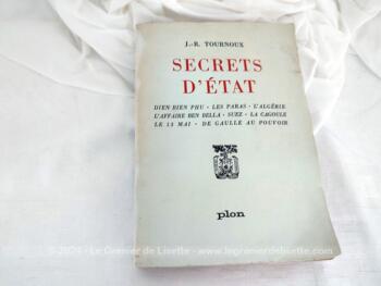 Sur 20.3 x 14 x 3 cm, voici un livre sur 514 pages au titre de "Secrets d'Etat" publié par J.R. Tournoux en 1960, dont les sous-titres sont Dien Bien Phu - Les Paras - L'Algérie - L'Affaire Ben Bella - Suez - La Cagoule - Le 13 Mai - De Gaulle au Pouvoir. 