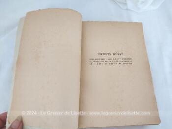 Sur 20.3 x 14 x 3 cm, voici un livre sur 514 pages au titre de "Secrets d'Etat" publié par J.R. Tournoux en 1960, dont les sous-titres sont Dien Bien Phu - Les Paras - L'Algérie - L'Affaire Ben Bella - Suez - La Cagoule - Le 13 Mai - De Gaulle au Pouvoir. 