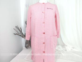 Très vintage, voici un beau tablier en vichy rose fait à la main pour une taille 38, avec sur le devant la broderie du nom DUMAS J.