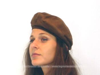 Béret vraiment tendance vintage et rétro réalisé en daim couleur caramel avec une forme haute sur le devant et un petit noeud sur l'arrière. Tour de tête 56 cm.