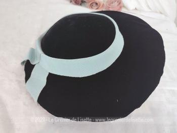 Voici un superbe chapeau ancien, datant des années 50 en forme de galette en velours ras noir décoré d'un ruban bleu ciel et avec deux V en habillés de velours pour le maintenir dans la coiffure. Fait main et pièce unique.