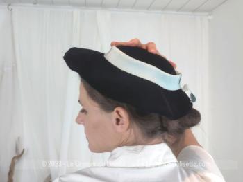 Voici un superbe chapeau ancien, datant des années 50 en forme de galette en velours ras noir décoré d'un ruban bleu ciel et avec deux V en habillés de velours pour le maintenir dans la coiffure. Fait main et pièce unique.