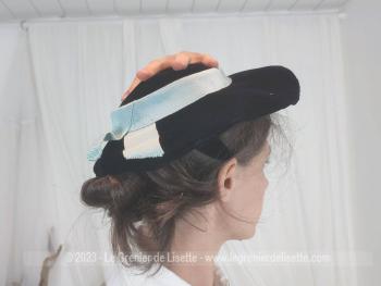 Voici un superbe chapeau ancien, datant des années 50 en forme de galette en velours ras noir décoré d'un ruban bleu ciel et avec deux V en habillés de velours pour le maintenir dans la coiffure. Fait main et pièce unique.