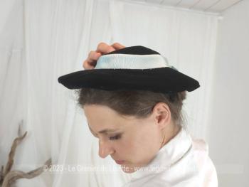 Voici un superbe chapeau ancien, datant des années 50 en forme de galette en velours ras noir décoré d'un ruban bleu ciel et avec deux V en habillés de velours pour le maintenir dans la coiffure. Fait main et pièce unique.