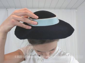 Voici un superbe chapeau ancien, datant des années 50 en forme de galette en velours ras noir décoré d'un ruban bleu ciel et avec deux V en habillés de velours pour le maintenir dans la coiffure. Fait main et pièce unique.