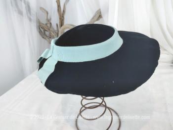 Voici un superbe chapeau ancien, datant des années 50 en forme de galette en velours ras noir décoré d'un ruban bleu ciel et avec deux V en habillés de velours pour le maintenir dans la coiffure. Fait main et pièce unique.